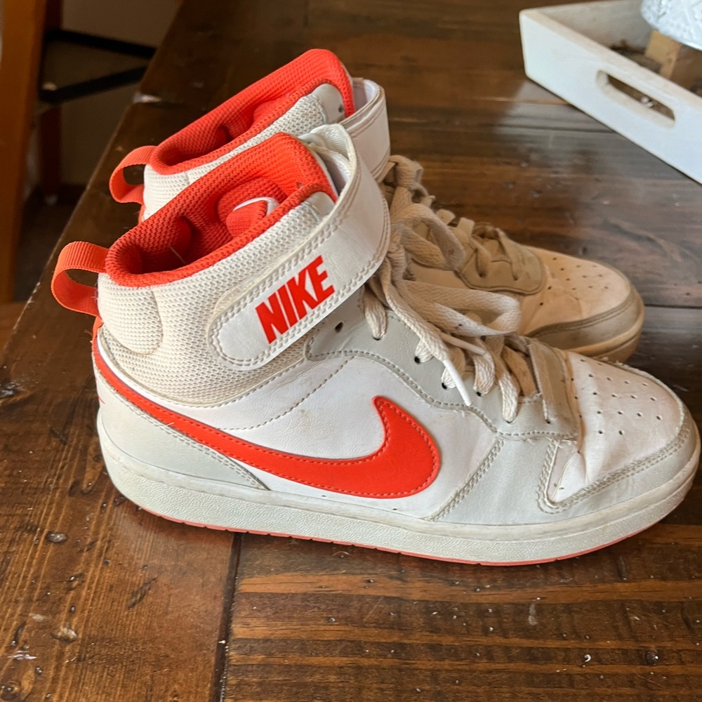 Nike Court Borough Mids